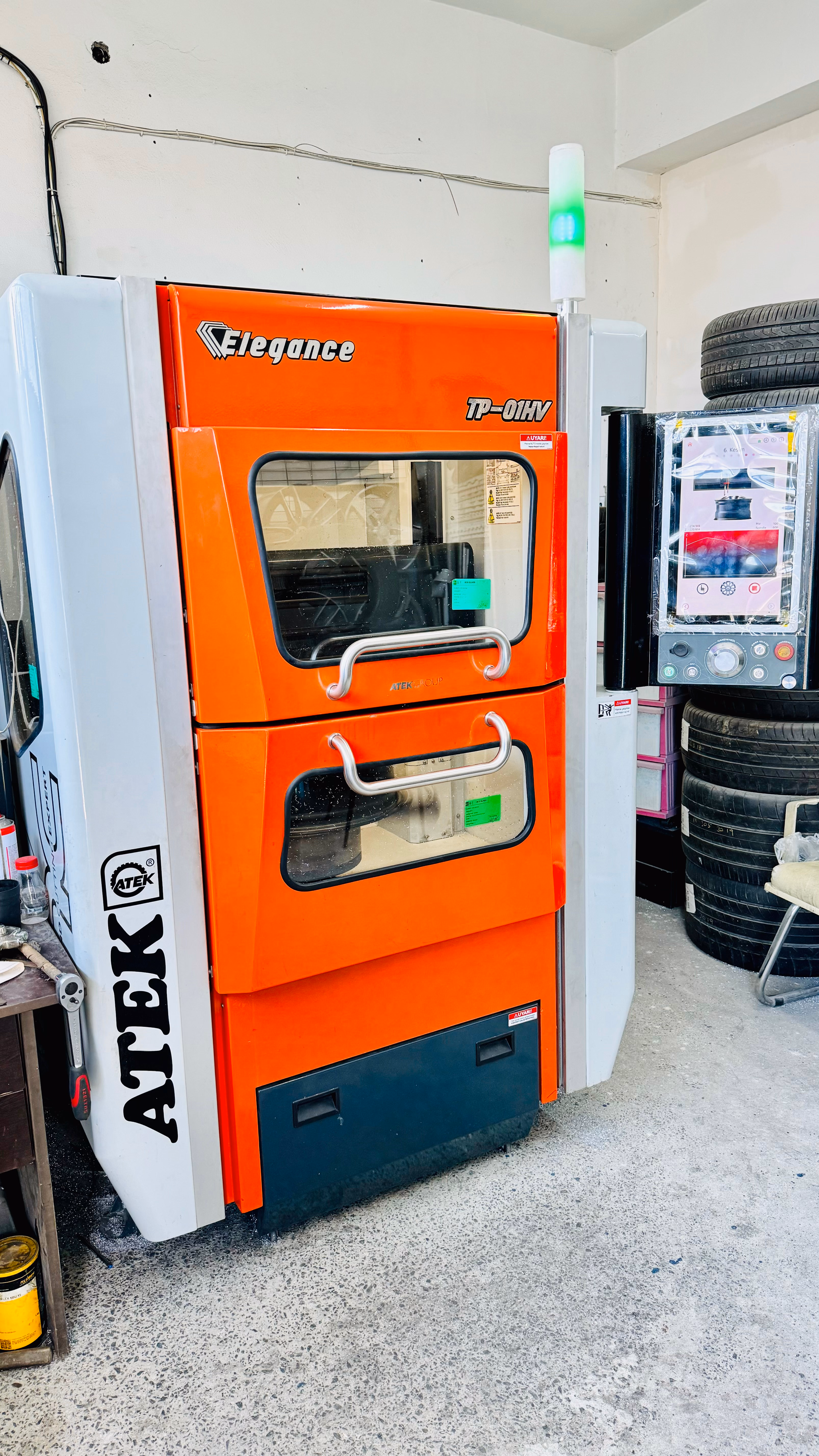 Atölyedeki CNC elmas kesim tezgâhı