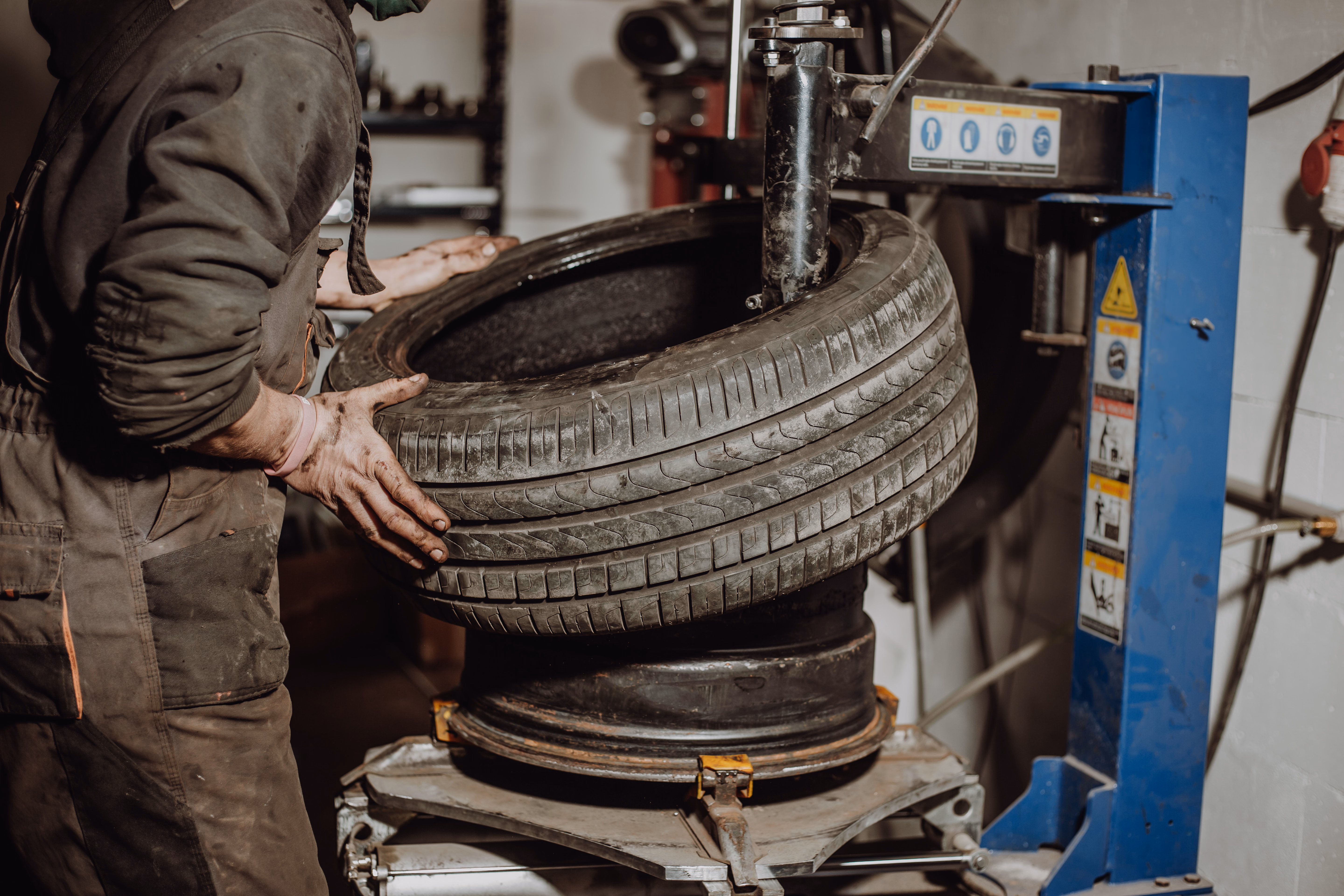 Servis tezgâhında lastik söküm ve montaj işlemi
